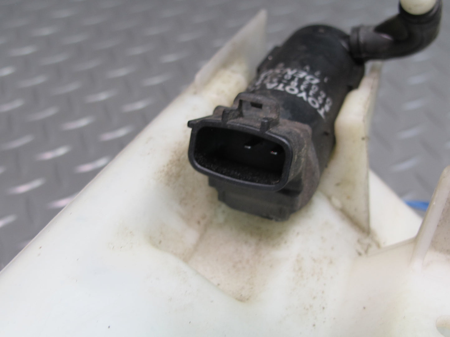 95-00 Lexus UCF20L LS400 Windshield Wiper Washer Reservoir Tank w Pump OEM