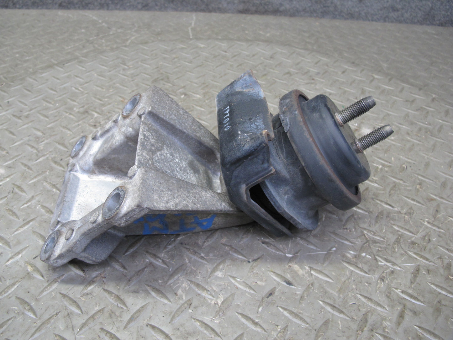 96-99 Toyota MARK2 JZX100 1JZGE Left & Right Engine Motor Mount Set OEM