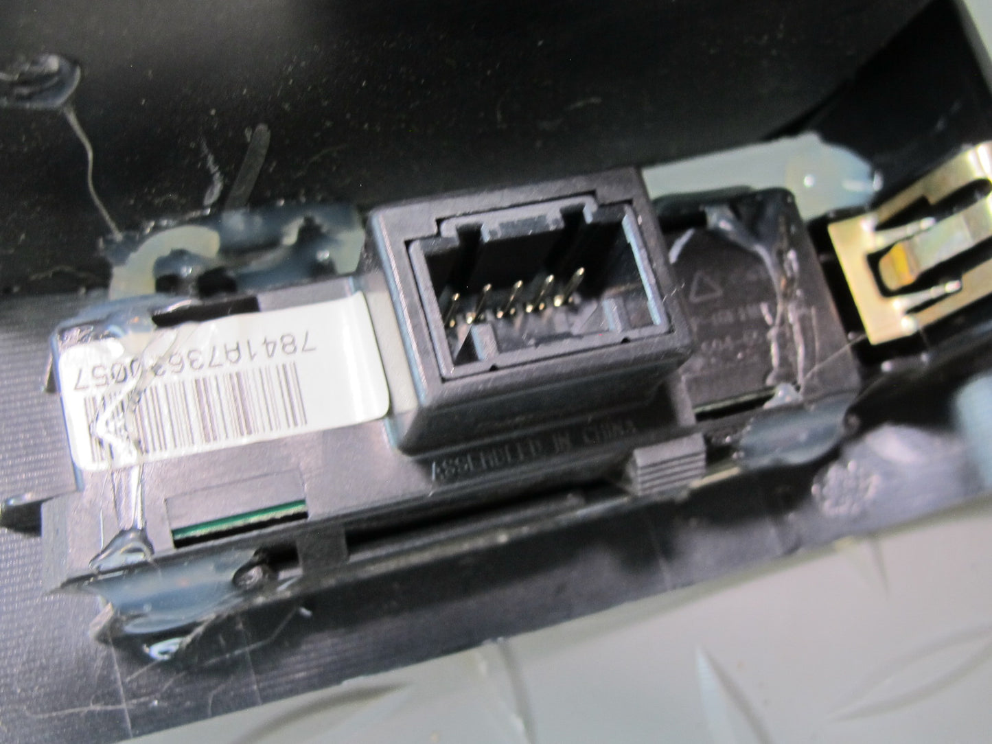 2008-2009 Hummer H2 Dash Center Air Vent Panel Radio Trim w Switches