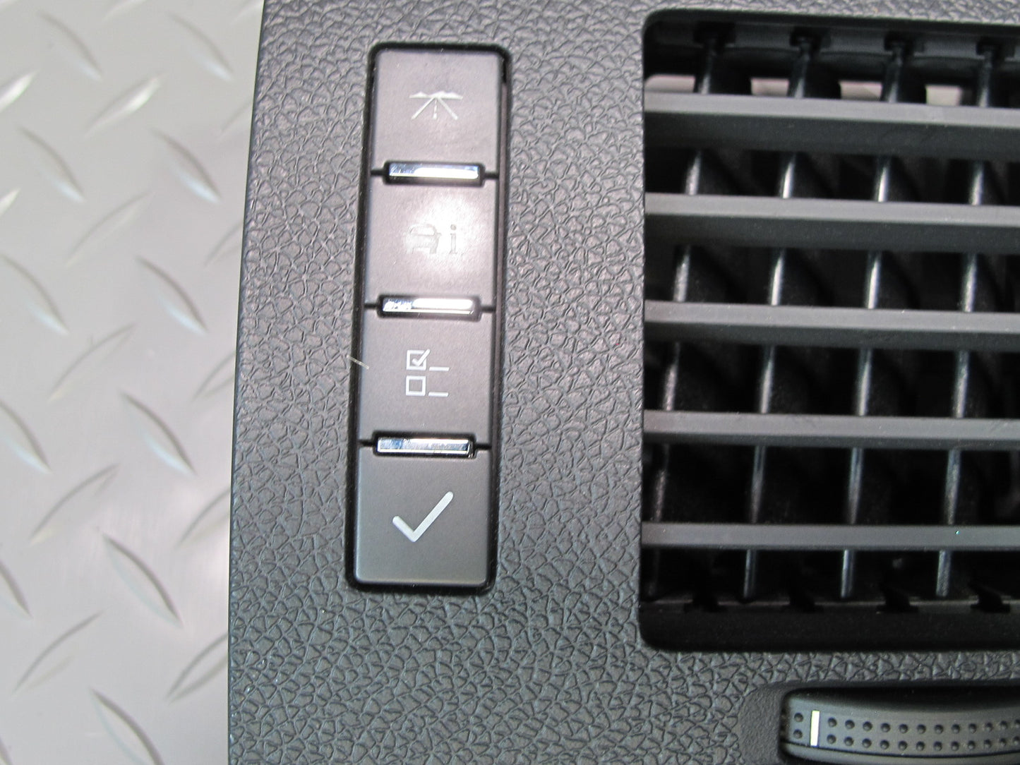 2008-2009 Hummer H2 Dash Center Air Vent Panel Radio Trim w Switches