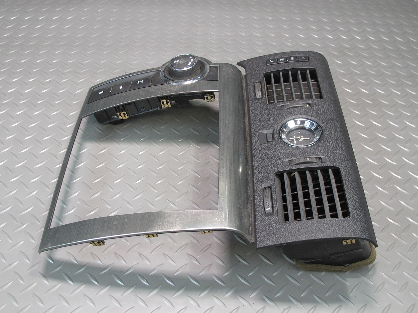 2008-2009 Hummer H2 Dash Center Air Vent Panel Radio Trim w Switches