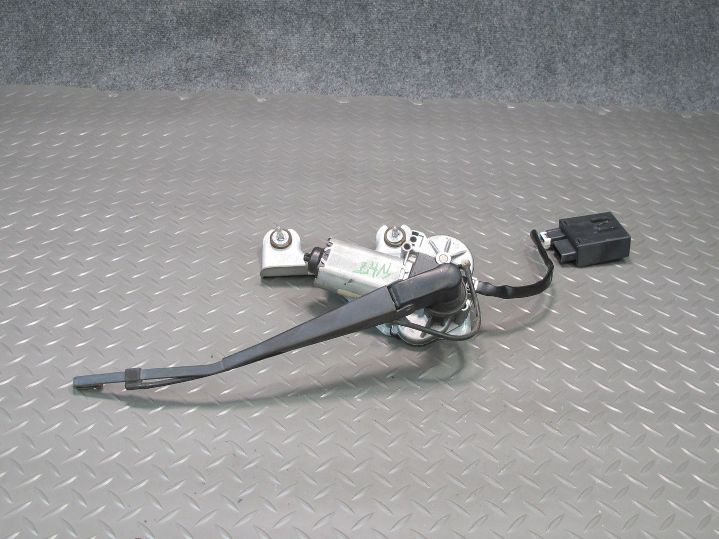 2008-2009 Hummer H2 Rear Tailgate Liftgate Wiper Motor w Arm 15248351