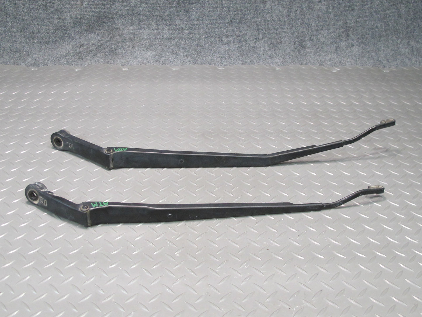 96-00 Toyota MARK2 JZX100 Set of 2 Front Left & Right Wiper Arm OEM