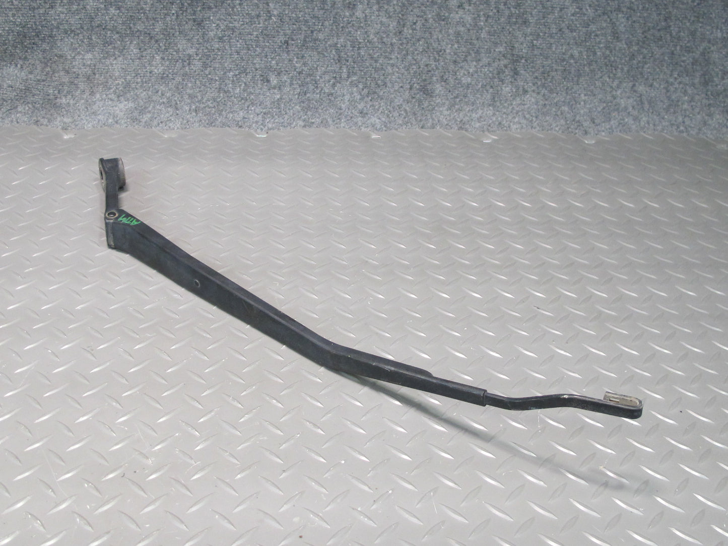 96-00 Toyota MARK2 JZX100 Set of 2 Front Left & Right Wiper Arm OEM