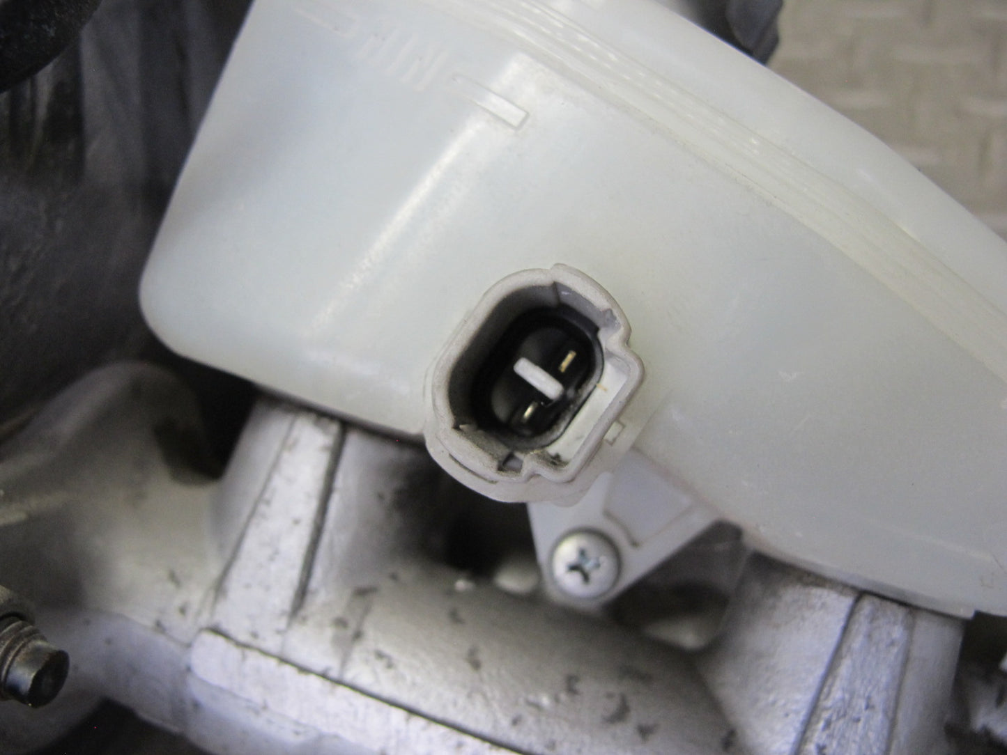 96-98 Toyota MARK2 JZX100 Tourer S Brake Master Cylinder Booster Fluid Reservoir