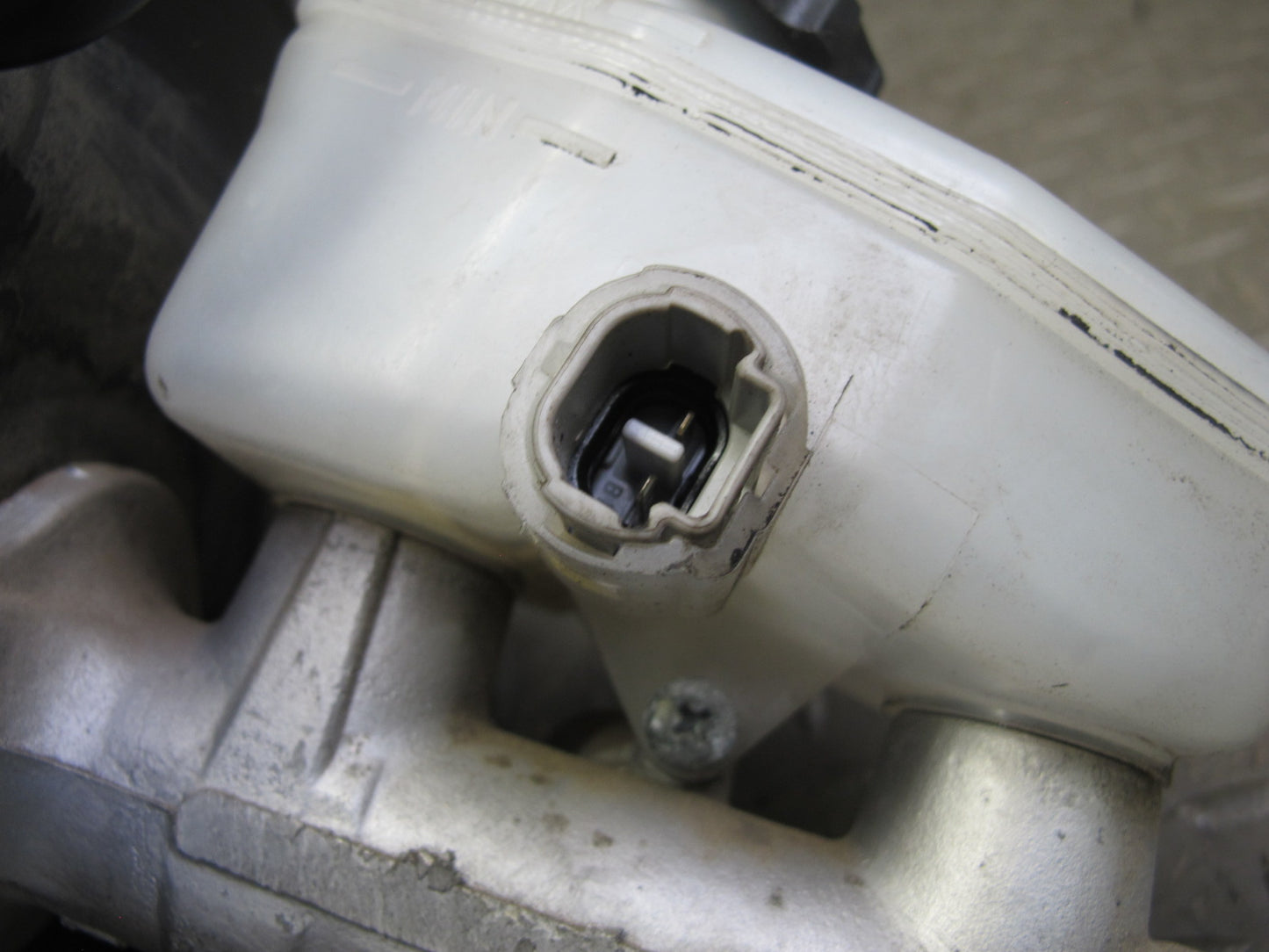 96-97 Toyota Celsior UCF20 RHD Brake Master Cylinder Booster Fluid Reservoir OEM