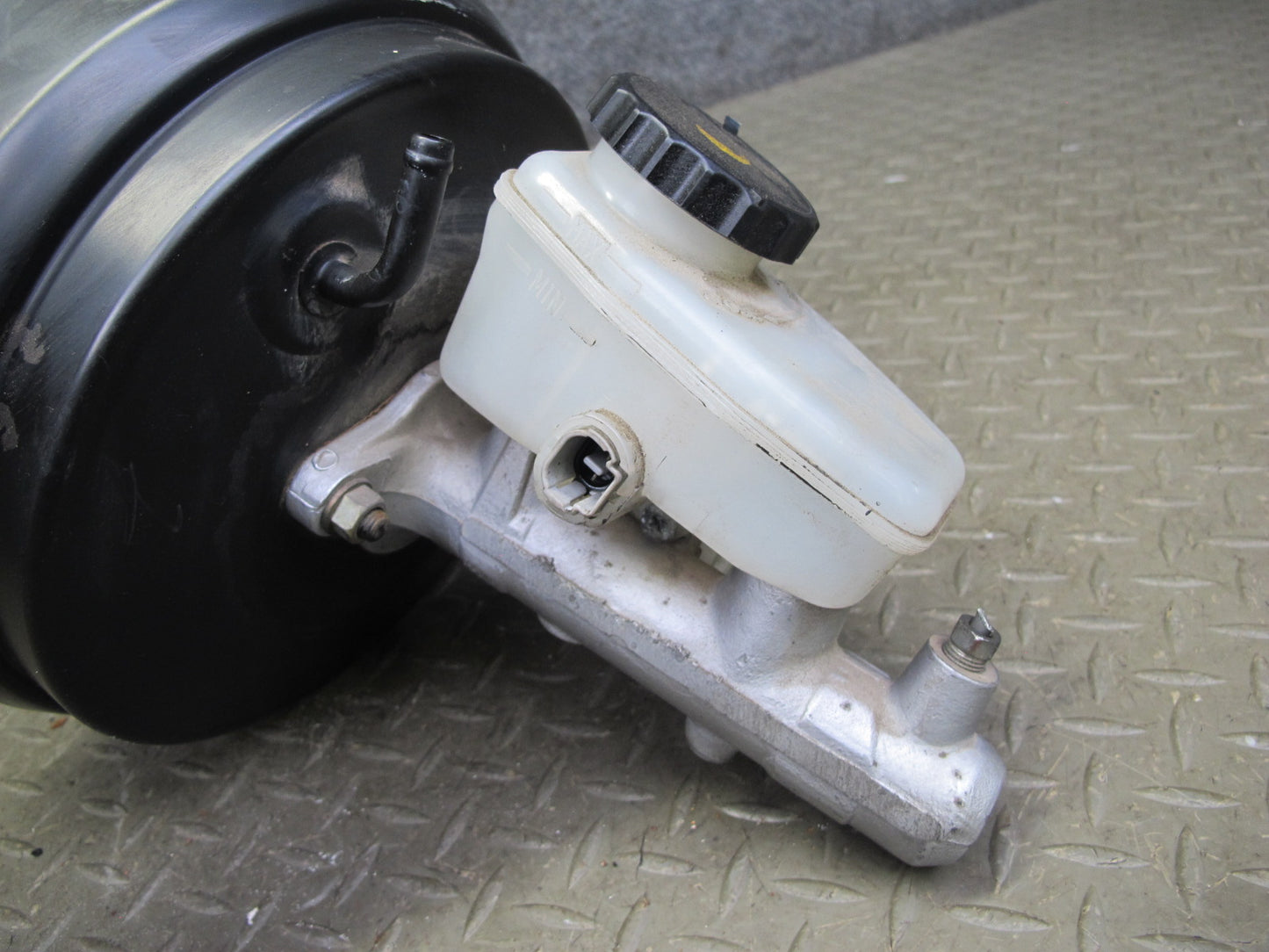 96-97 Toyota Celsior UCF20 RHD Brake Master Cylinder Booster Fluid Reservoir OEM