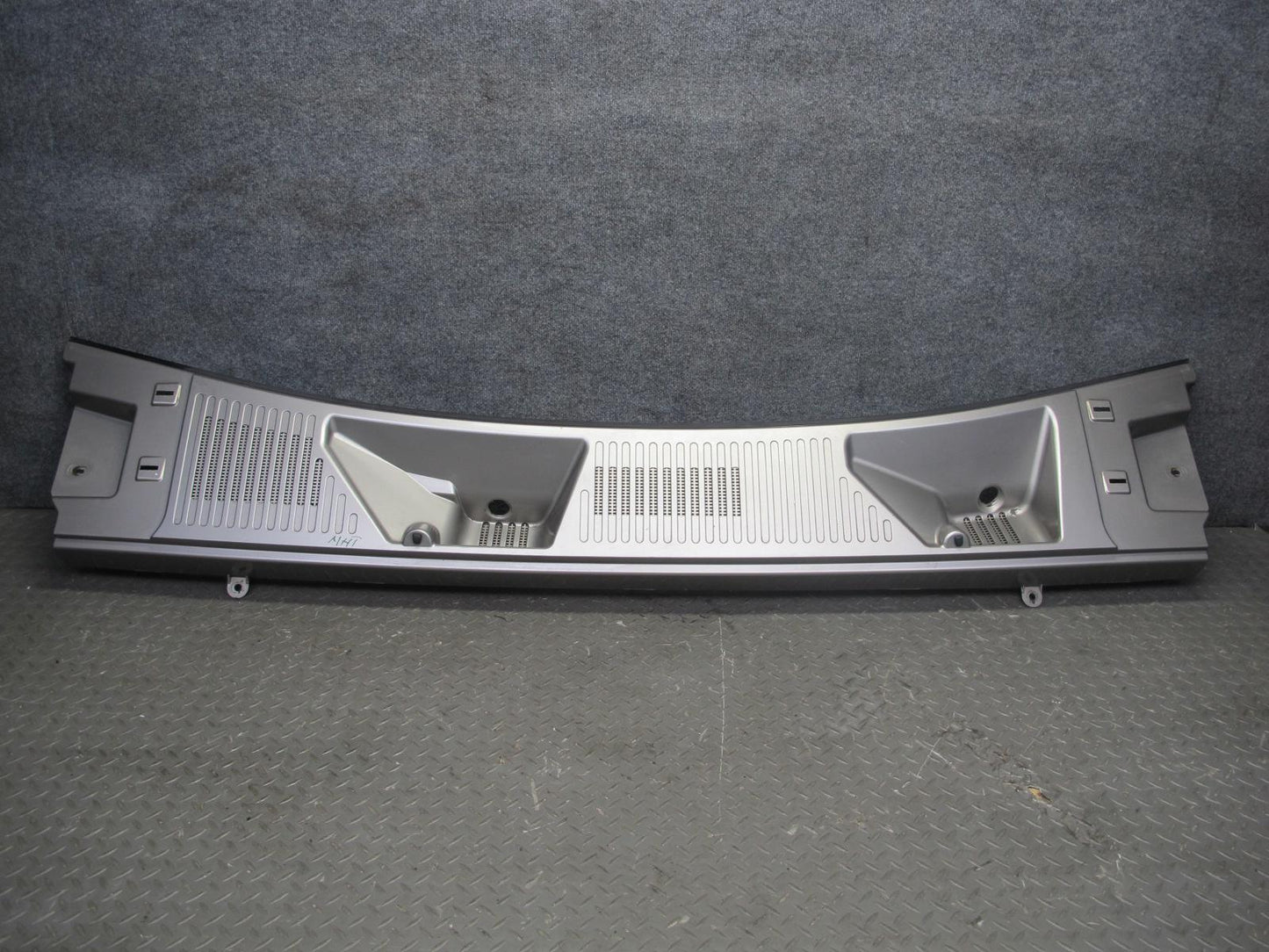 2003-2009 Hummer H2 Windshield Wiper Upper Cowl Vent Trim Panel 15108413