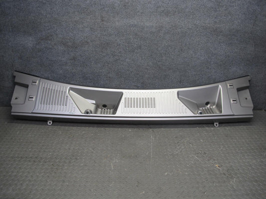 2003-2009 Hummer H2 Windshield Wiper Upper Cowl Vent Trim Panel 15108413