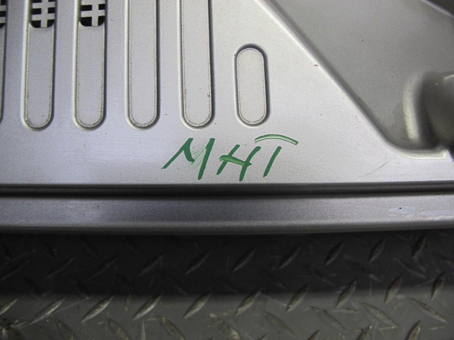 2003-2009 Hummer H2 Windshield Wiper Upper Cowl Vent Trim Panel 15108413