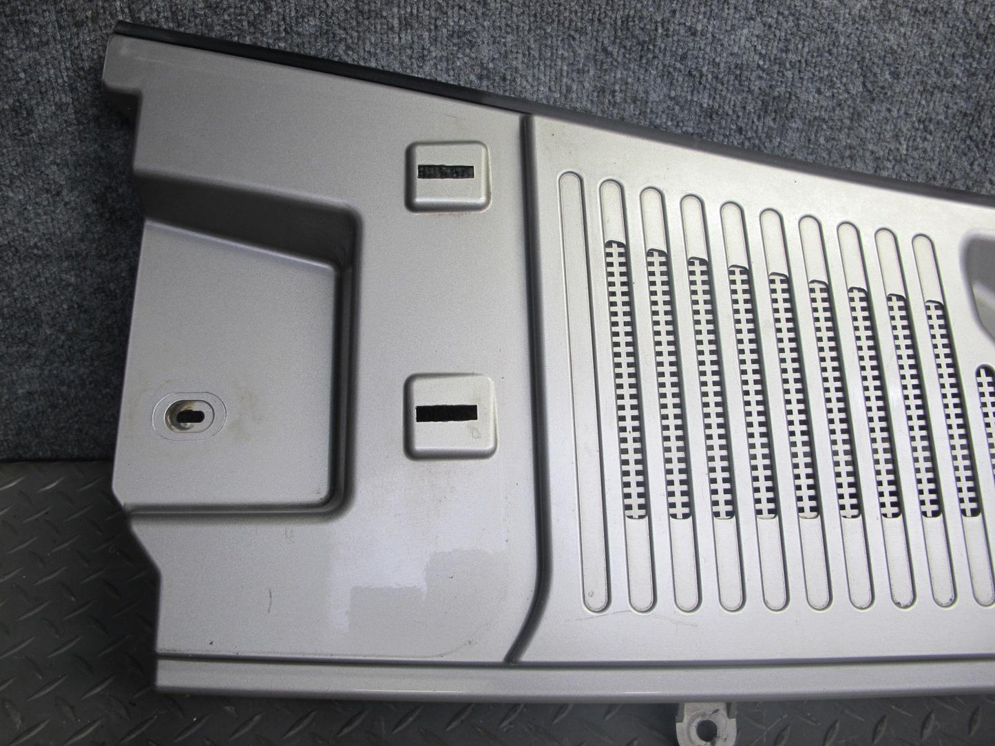 2003-2009 Hummer H2 Windshield Wiper Upper Cowl Vent Trim Panel 15108413