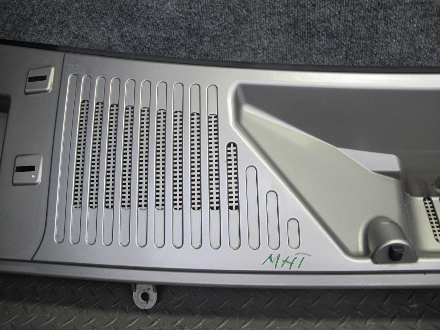 2003-2009 Hummer H2 Windshield Wiper Upper Cowl Vent Trim Panel 15108413