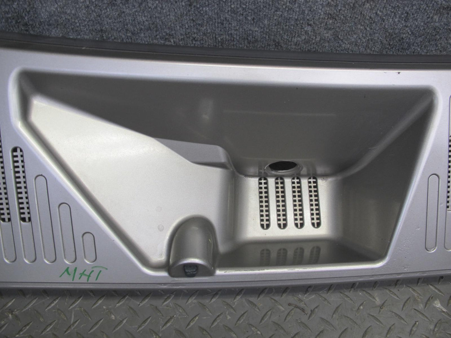 2003-2009 Hummer H2 Windshield Wiper Upper Cowl Vent Trim Panel 15108413