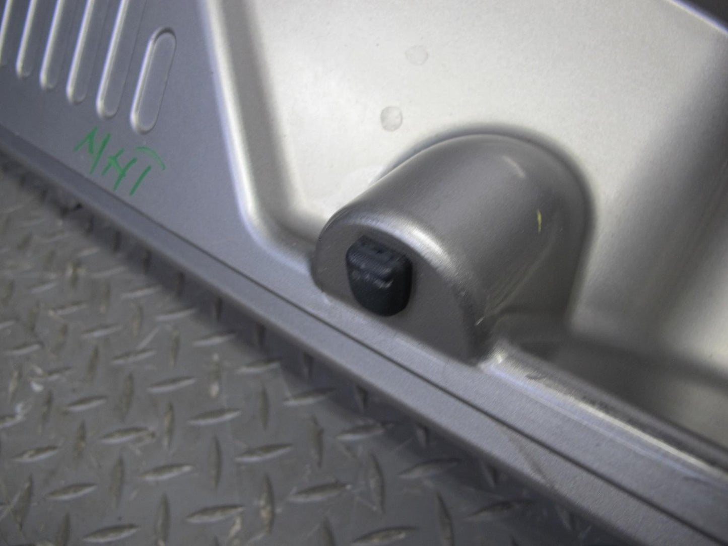 2003-2009 Hummer H2 Windshield Wiper Upper Cowl Vent Trim Panel 15108413