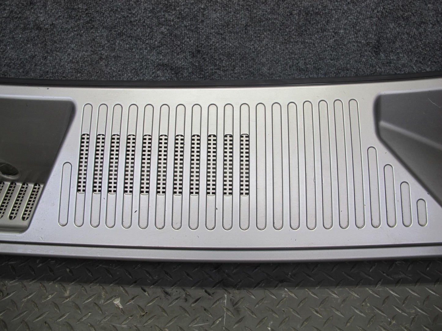 2003-2009 Hummer H2 Windshield Wiper Upper Cowl Vent Trim Panel 15108413