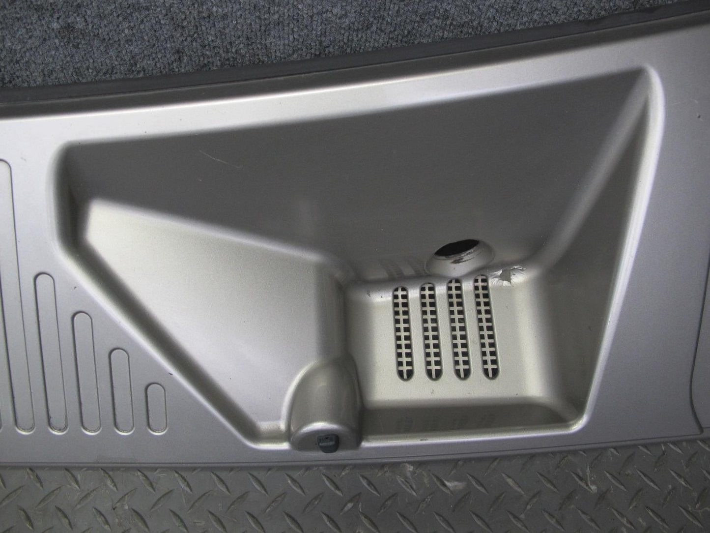 2003-2009 Hummer H2 Windshield Wiper Upper Cowl Vent Trim Panel 15108413