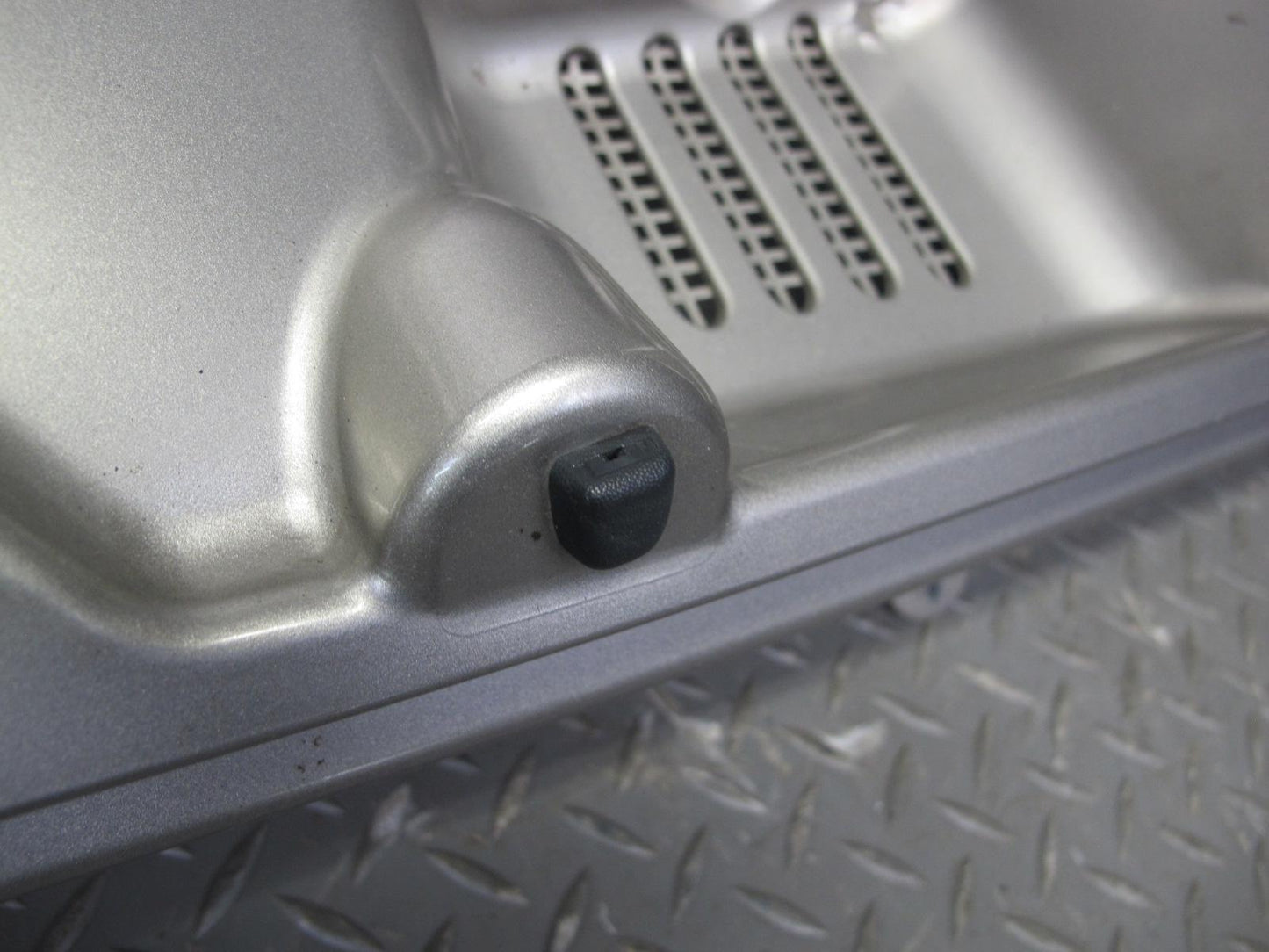 2003-2009 Hummer H2 Windshield Wiper Upper Cowl Vent Trim Panel 15108413