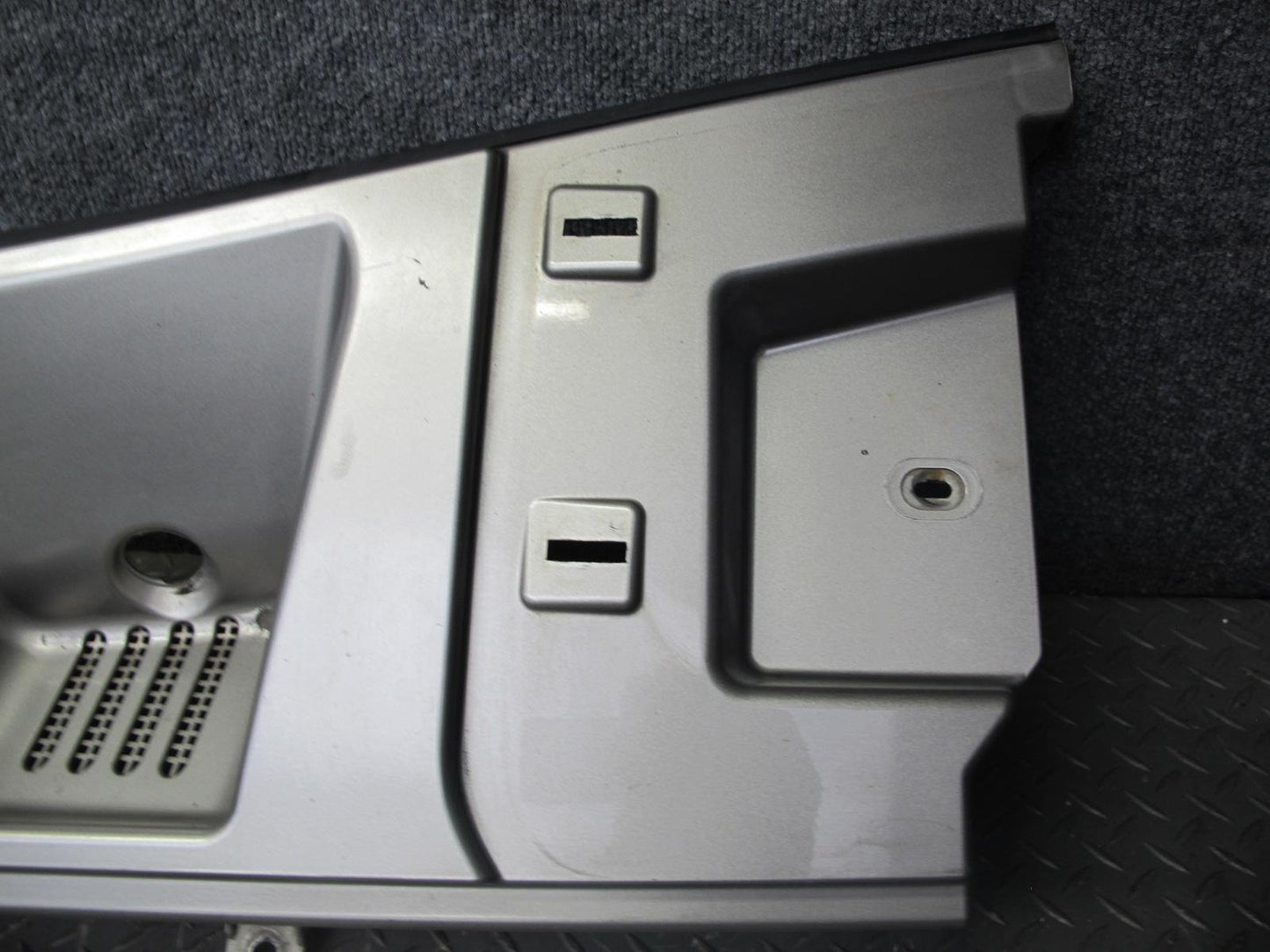 2003-2009 Hummer H2 Windshield Wiper Upper Cowl Vent Trim Panel 15108413