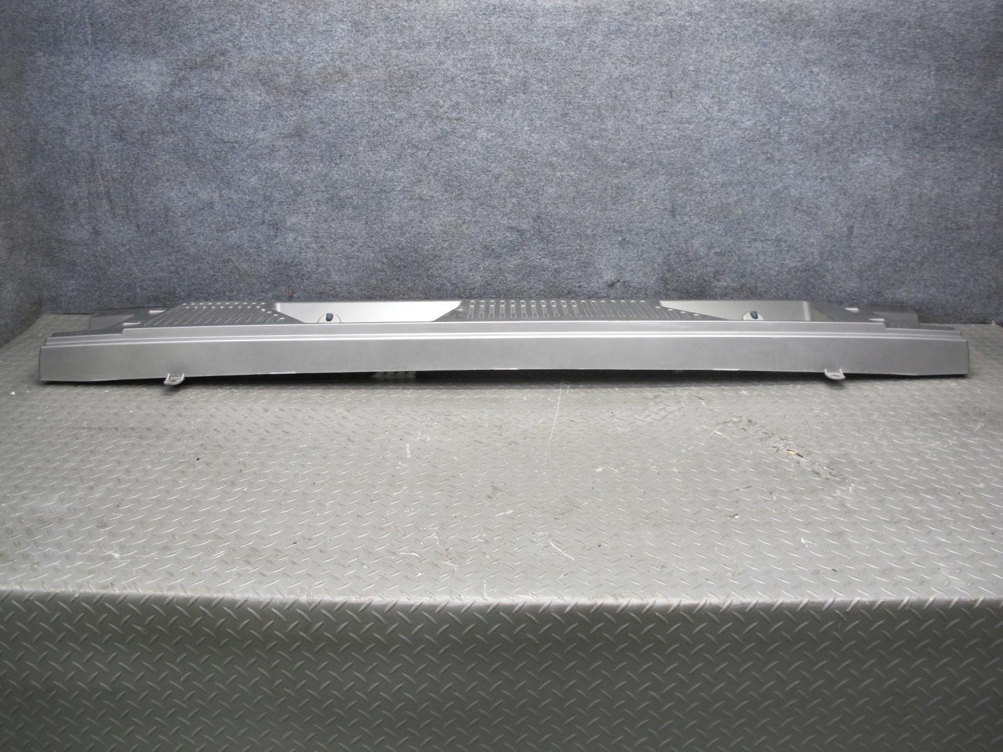 2003-2009 Hummer H2 Windshield Wiper Upper Cowl Vent Trim Panel 15108413