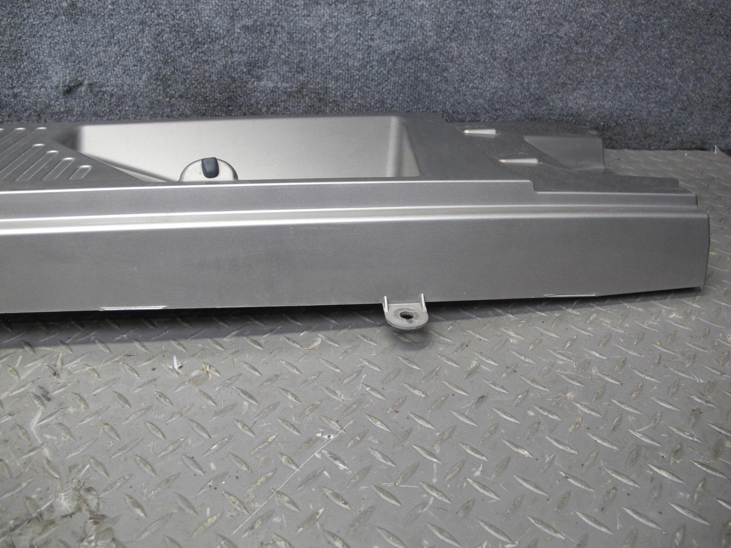 2003-2009 Hummer H2 Windshield Wiper Upper Cowl Vent Trim Panel 15108413