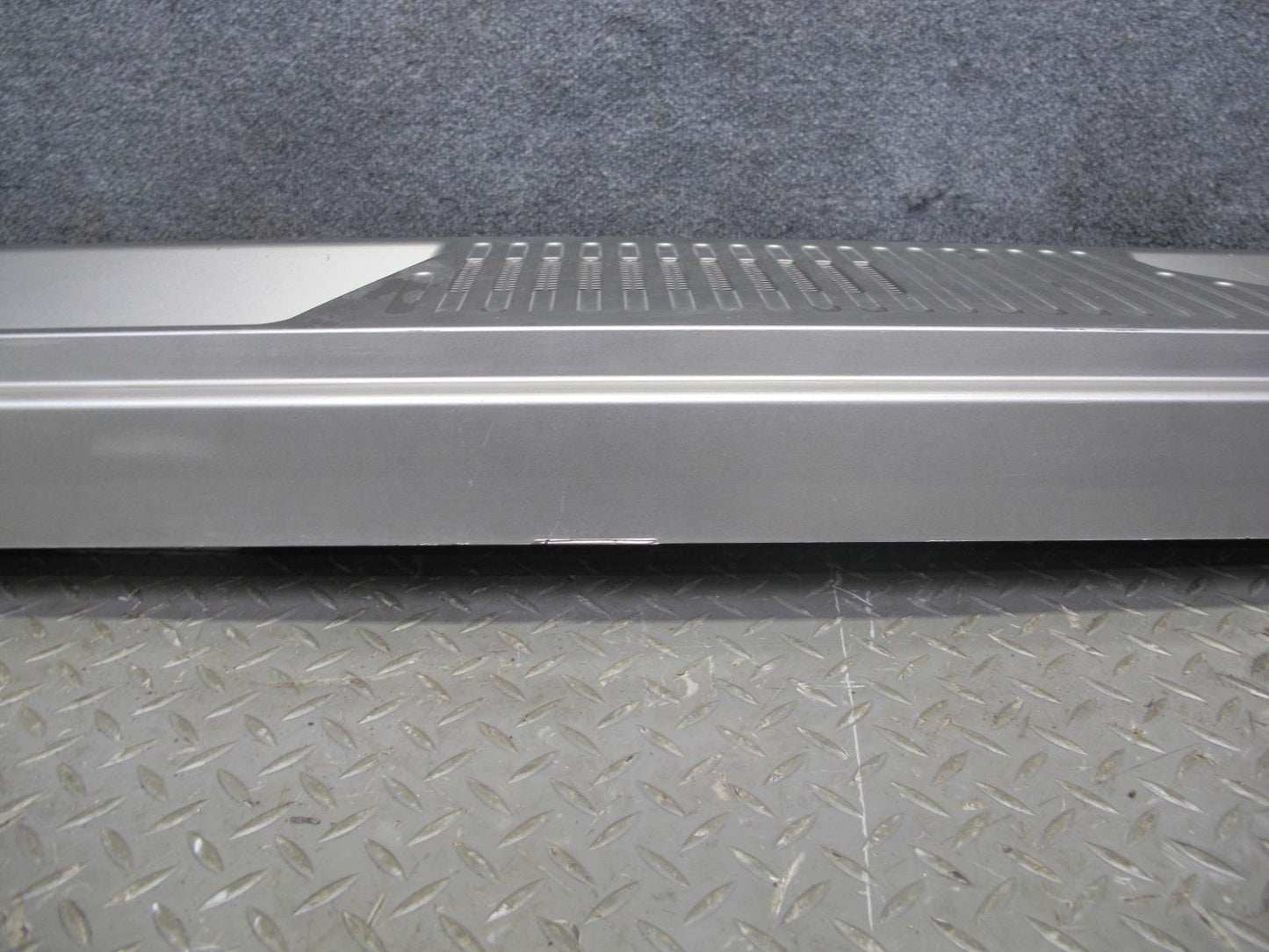 2003-2009 Hummer H2 Windshield Wiper Upper Cowl Vent Trim Panel 15108413