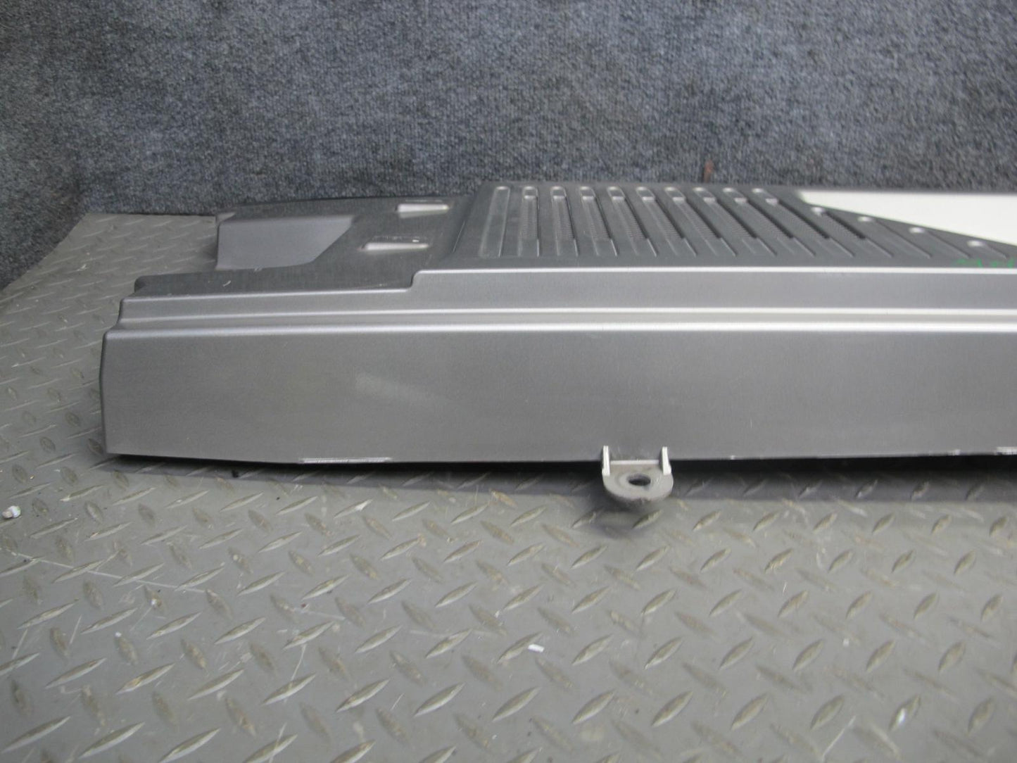 2003-2009 Hummer H2 Windshield Wiper Upper Cowl Vent Trim Panel 15108413