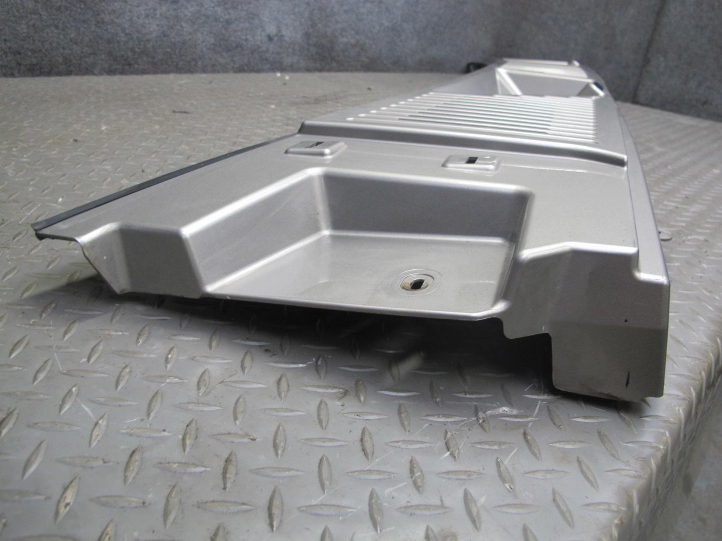 2003-2009 Hummer H2 Windshield Wiper Upper Cowl Vent Trim Panel 15108413