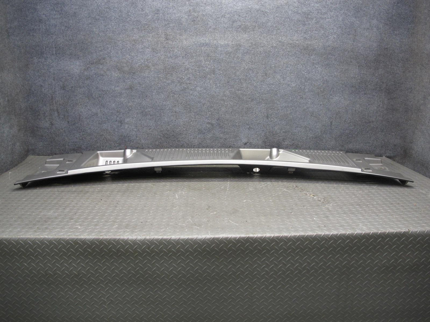 2003-2009 Hummer H2 Windshield Wiper Upper Cowl Vent Trim Panel 15108413