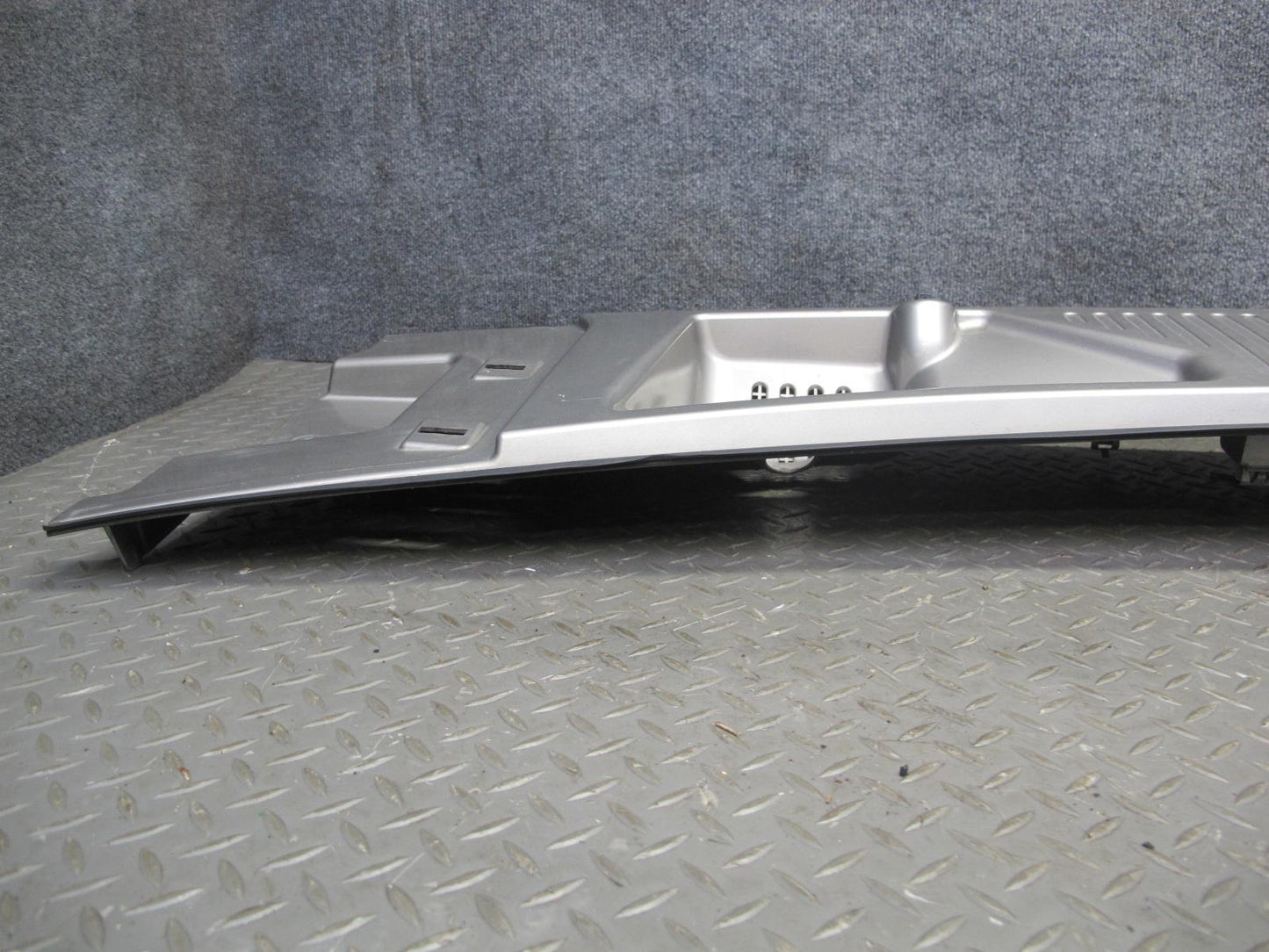 2003-2009 Hummer H2 Windshield Wiper Upper Cowl Vent Trim Panel 15108413