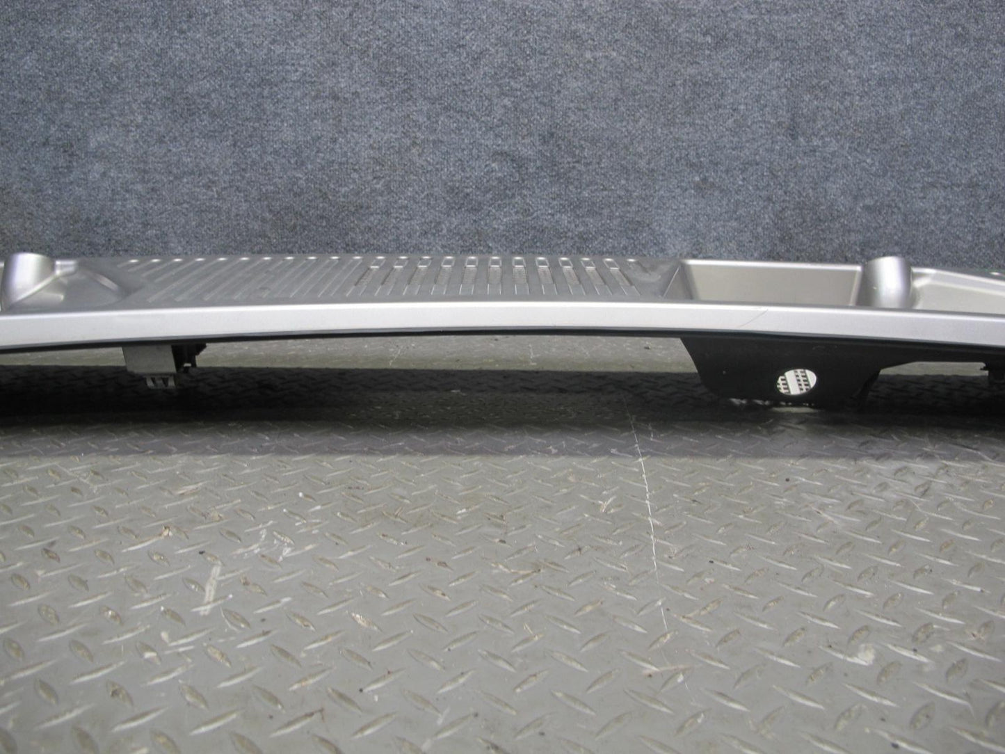 2003-2009 Hummer H2 Windshield Wiper Upper Cowl Vent Trim Panel 15108413