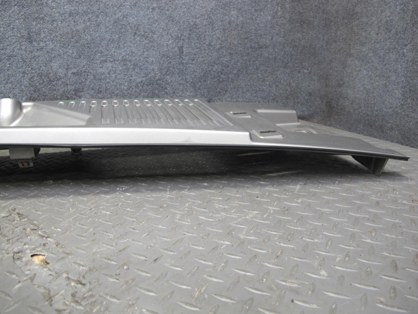 2003-2009 Hummer H2 Windshield Wiper Upper Cowl Vent Trim Panel 15108413