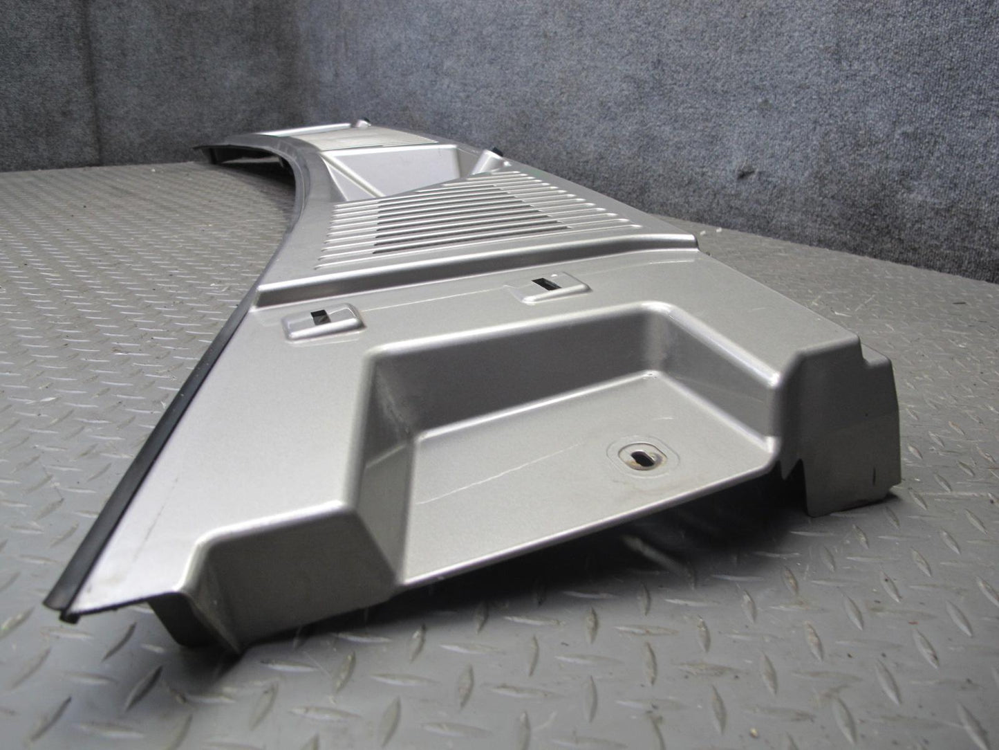 2003-2009 Hummer H2 Windshield Wiper Upper Cowl Vent Trim Panel 15108413