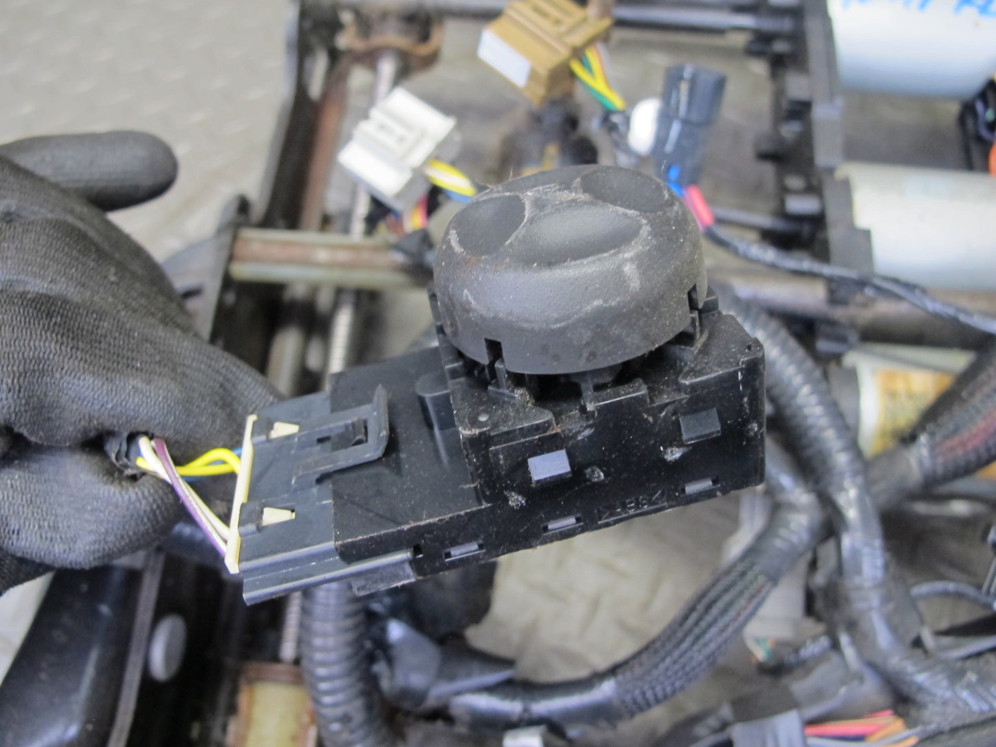 2008-2009 Hummer H2 Front Left Seat Lower Frame Track Rail w Motors