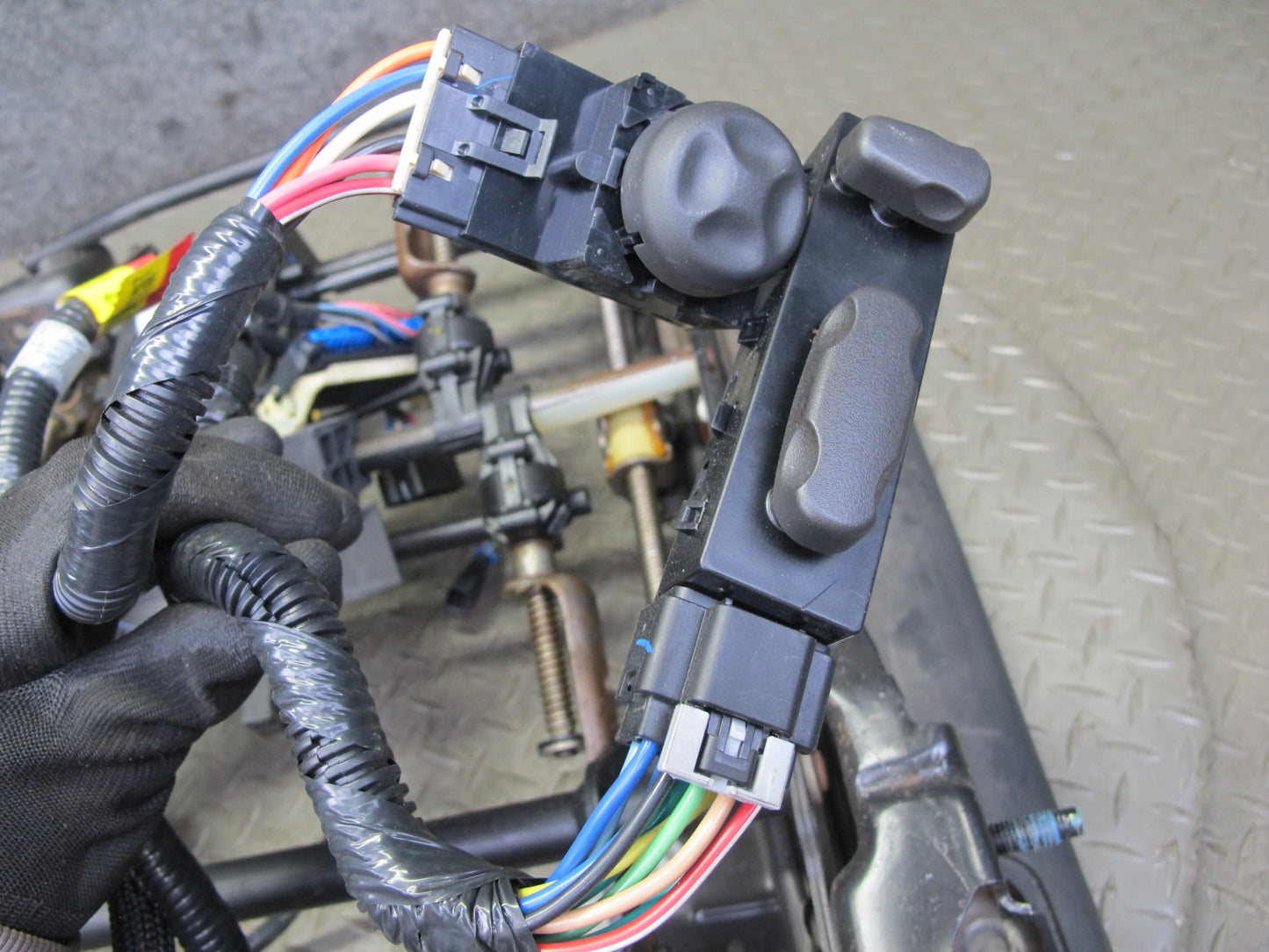 2008-2009 Hummer H2 Front Right Seat Lower Frame Track Rail w Motors