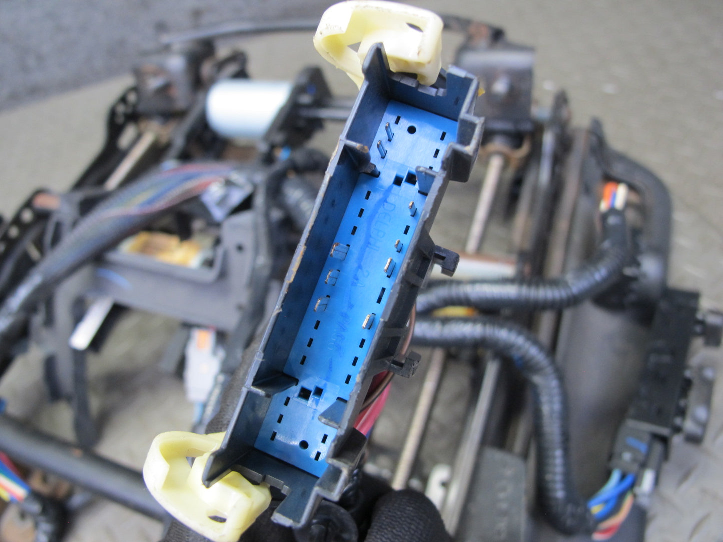 2008-2009 Hummer H2 Front Right Seat Lower Frame Track Rail w Motors