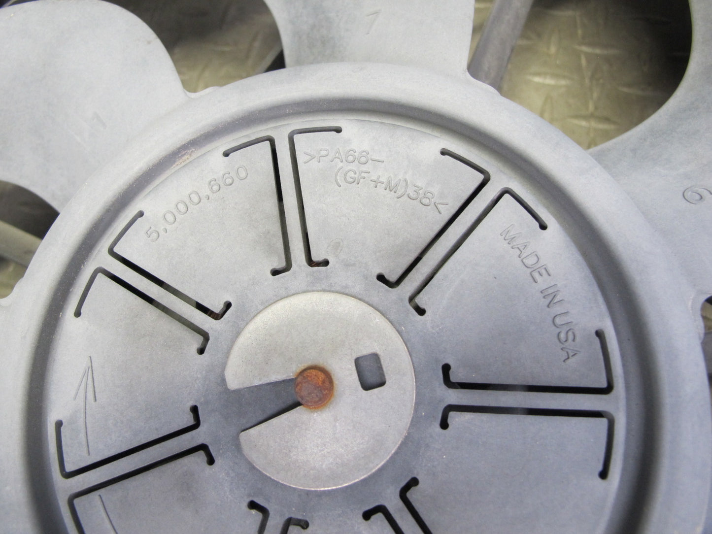 2008-2009 Hummer H2 6.2L Engine Cooling Fan Motor Shroud Assembly