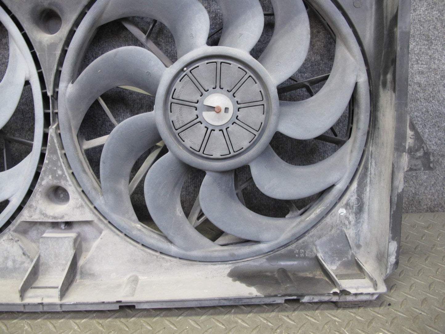 2008-2009 Hummer H2 6.2L Engine Cooling Fan Motor Shroud Assembly