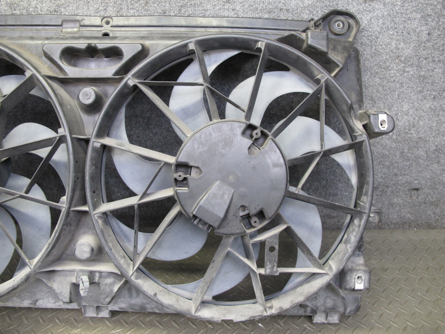 2008-2009 Hummer H2 6.2L Engine Cooling Fan Motor Shroud Assembly