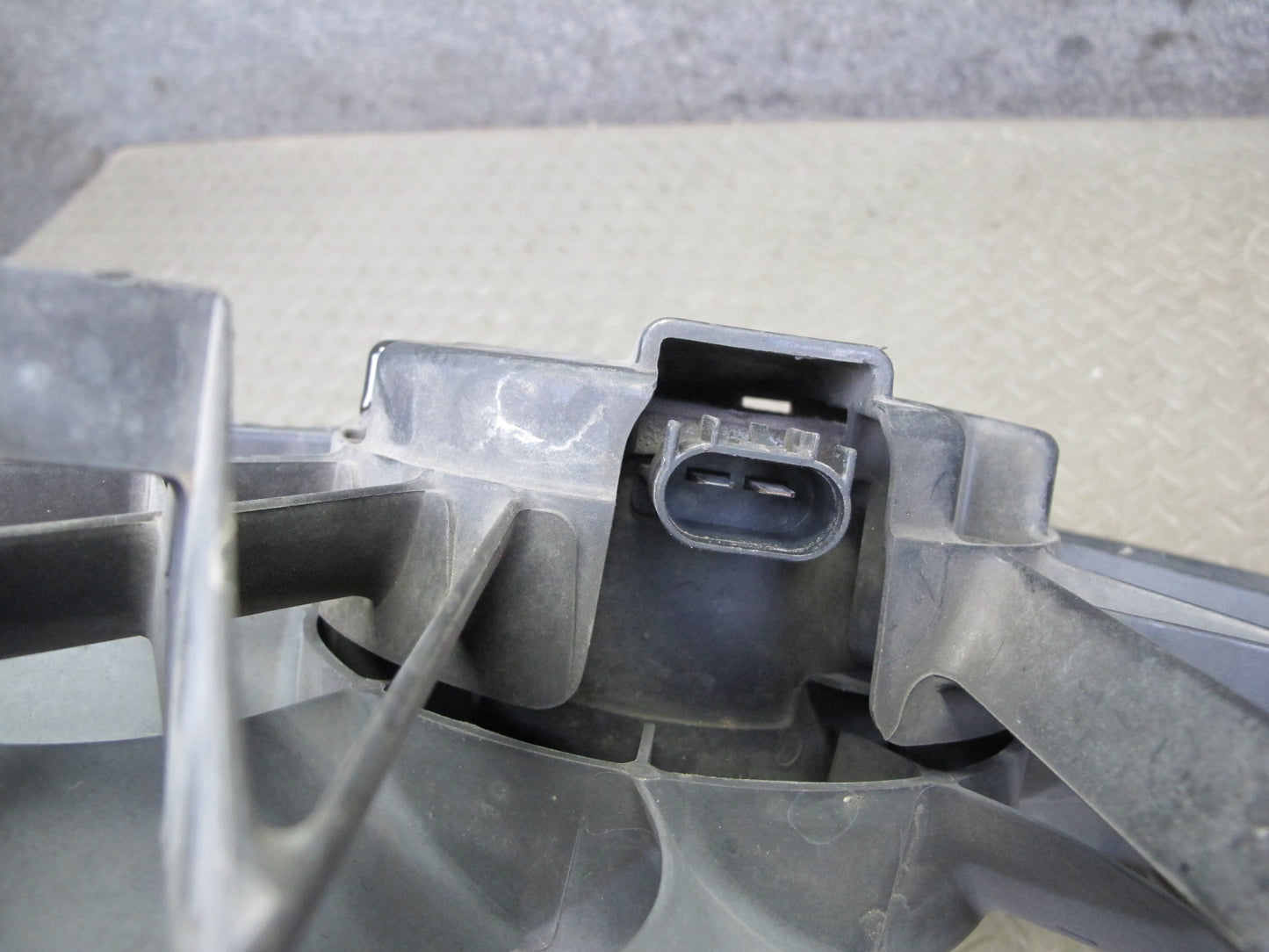 2008-2009 Hummer H2 6.2L Engine Cooling Fan Motor Shroud Assembly