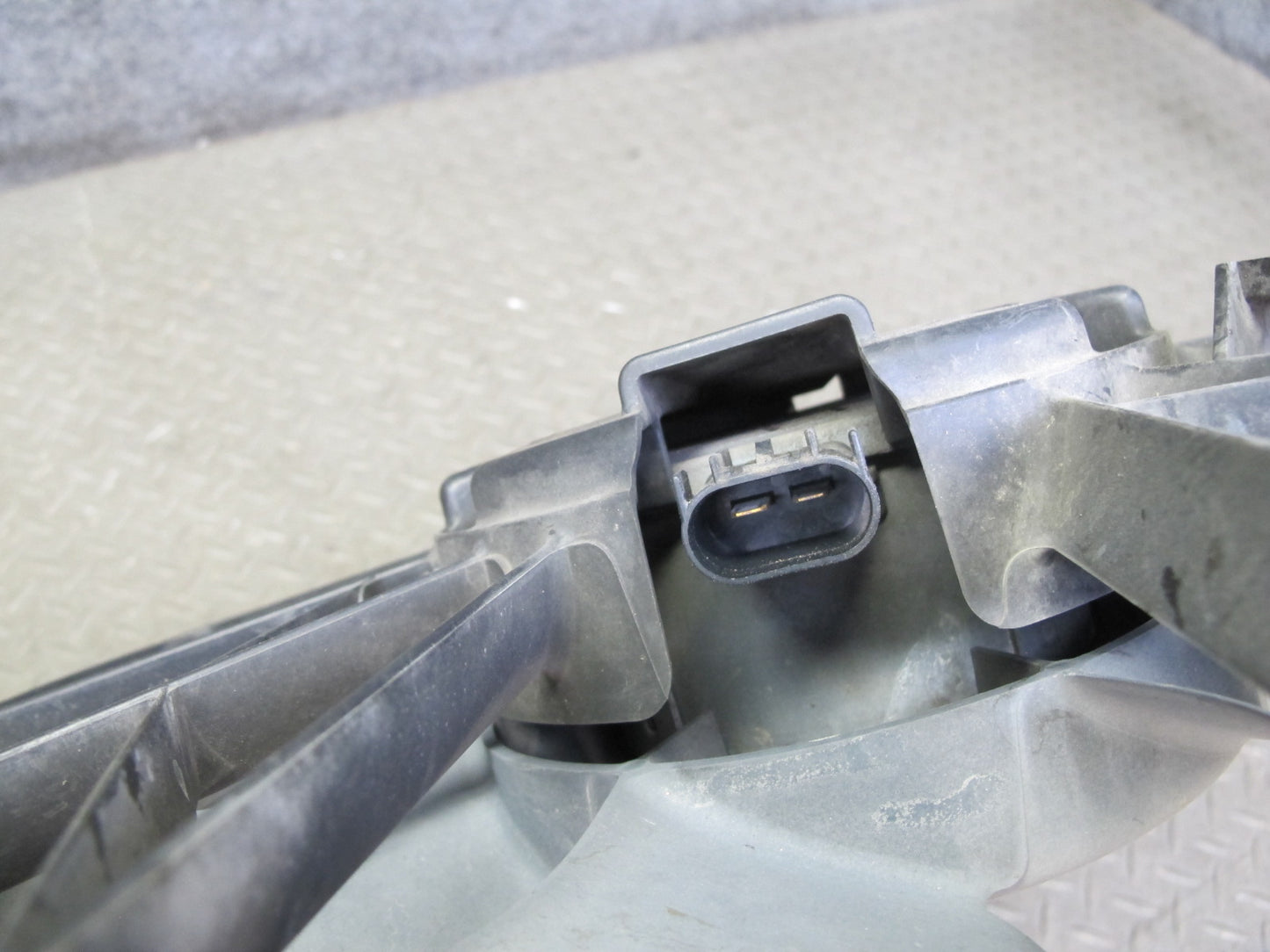 2008-2009 Hummer H2 6.2L Engine Cooling Fan Motor Shroud Assembly