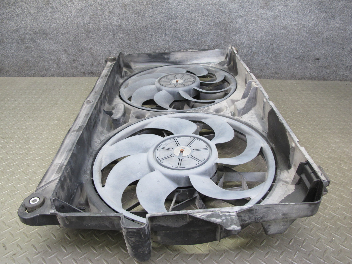 2008-2009 Hummer H2 6.2L Engine Cooling Fan Motor Shroud Assembly