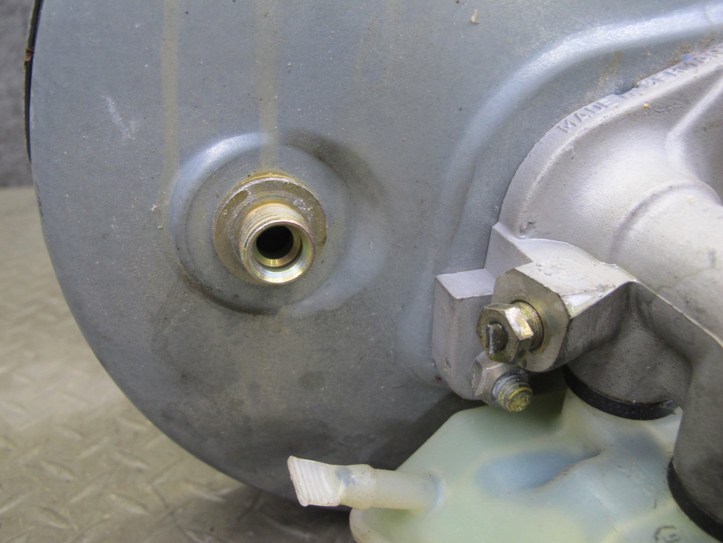 93-95 Mercedes W124 300D 3.0L Brake Master Cylinder Booster Fluid Reseervoir OEM