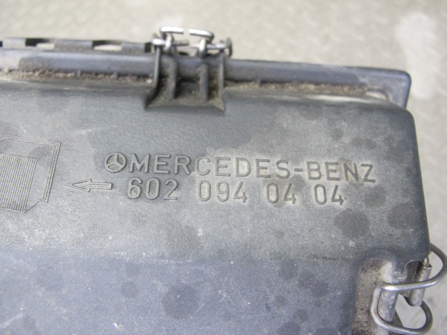 93-95 Mercedes W124 E300D 3.0 OM606 Diesel Air Cleaner Filter Box 6020940404 OEM