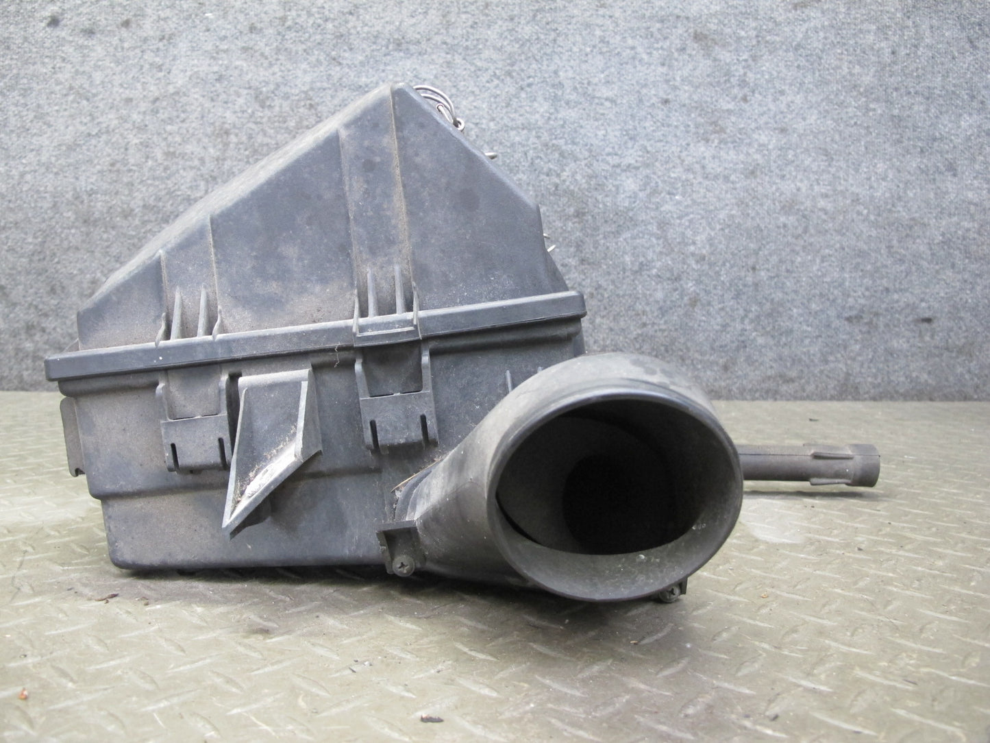 93-95 Mercedes W124 E300D 3.0 OM606 Diesel Air Cleaner Filter Box 6020940404 OEM