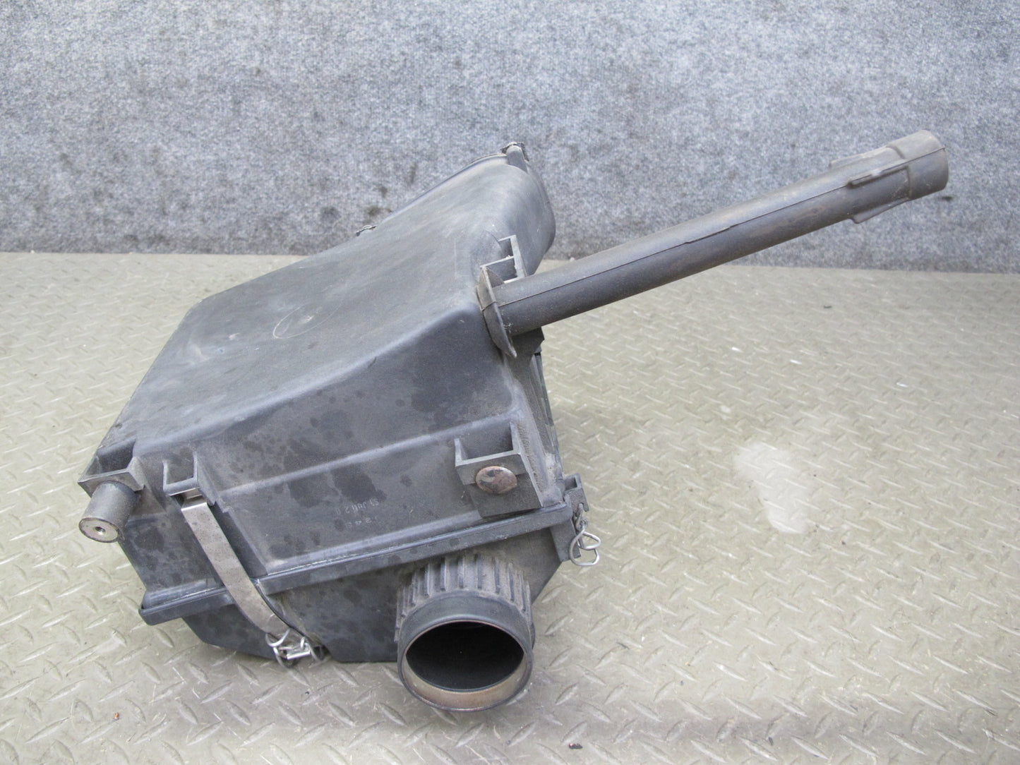 93-95 Mercedes W124 E300D 3.0 OM606 Diesel Air Cleaner Filter Box 6020940404 OEM