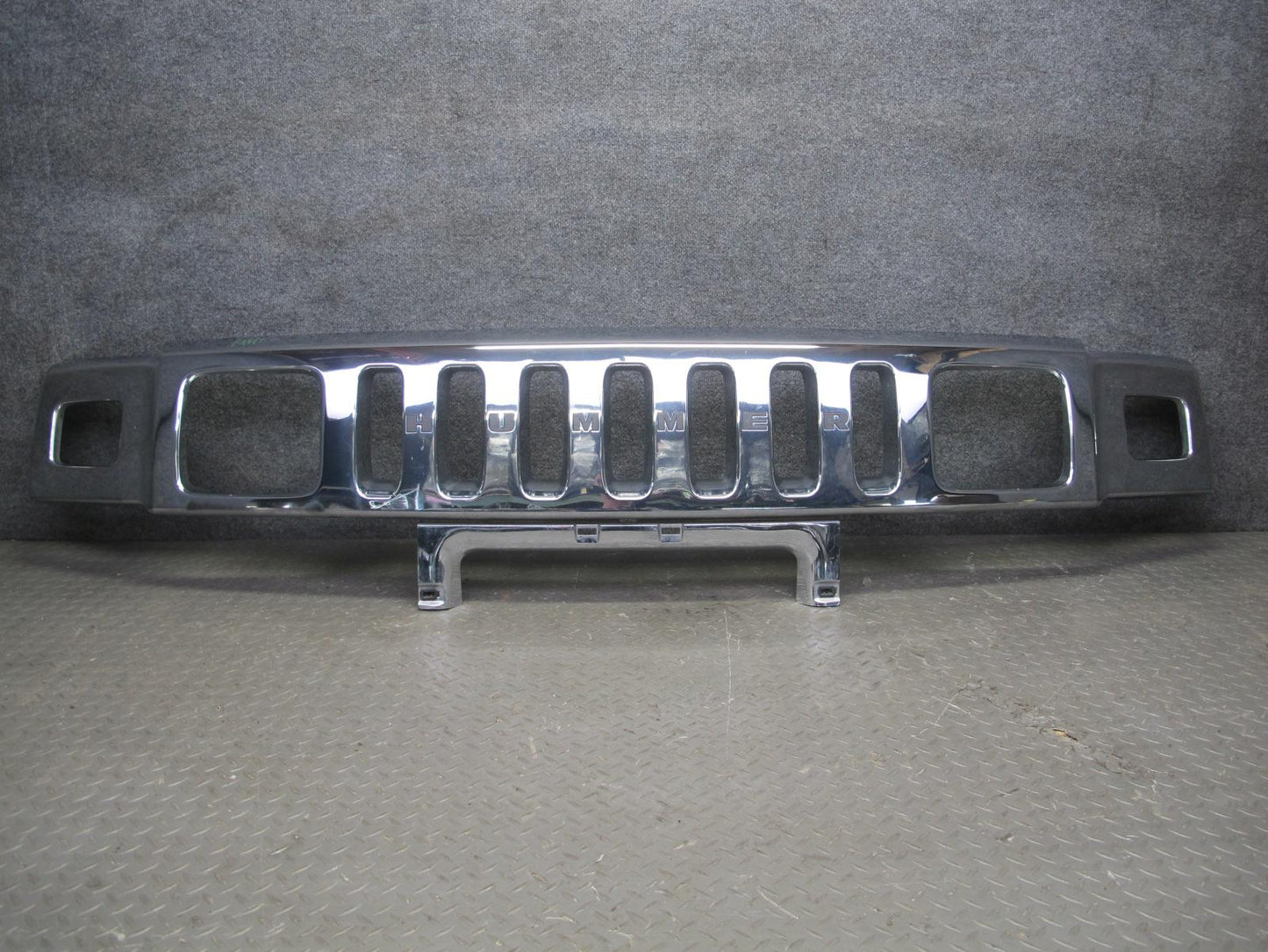 2003-2007 Hummer H2 Front Bumper Radiator Upper Grille Molding 15777617