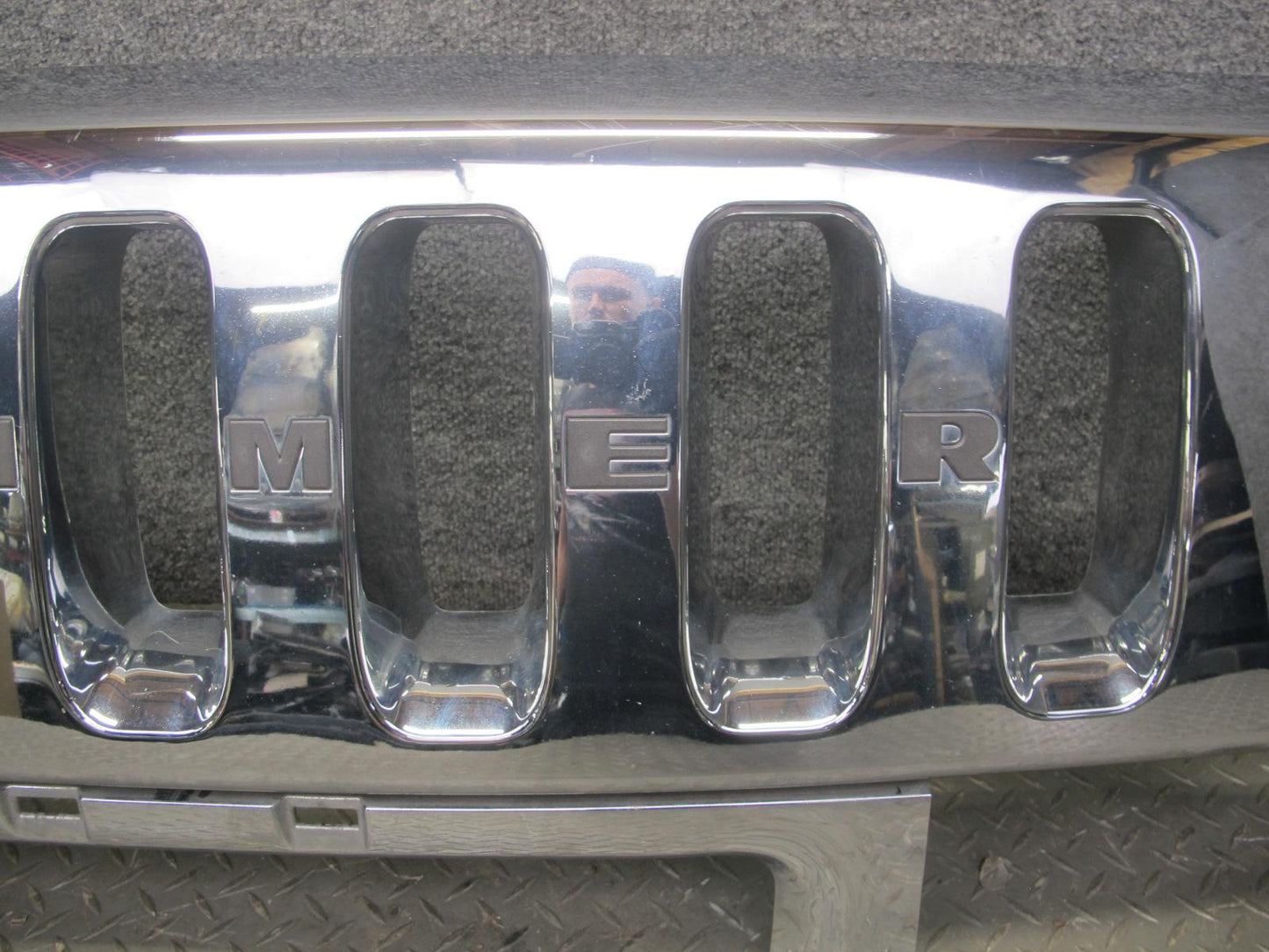 2003-2007 Hummer H2 Front Bumper Radiator Upper Grille Molding 15777617