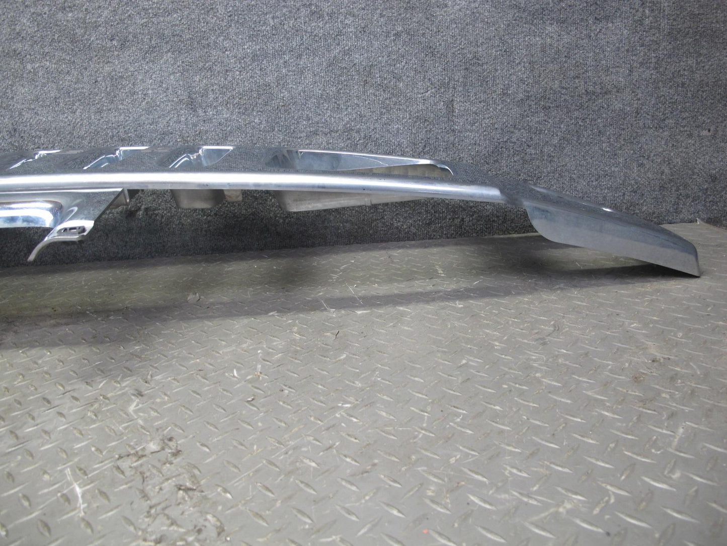 2003-2007 Hummer H2 Front Bumper Radiator Upper Grille Molding 15777617