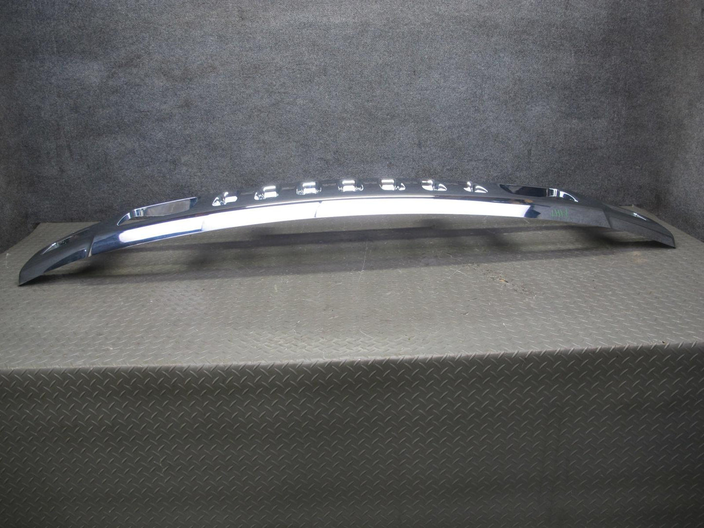 2003-2007 Hummer H2 Front Bumper Radiator Upper Grille Molding 15777617