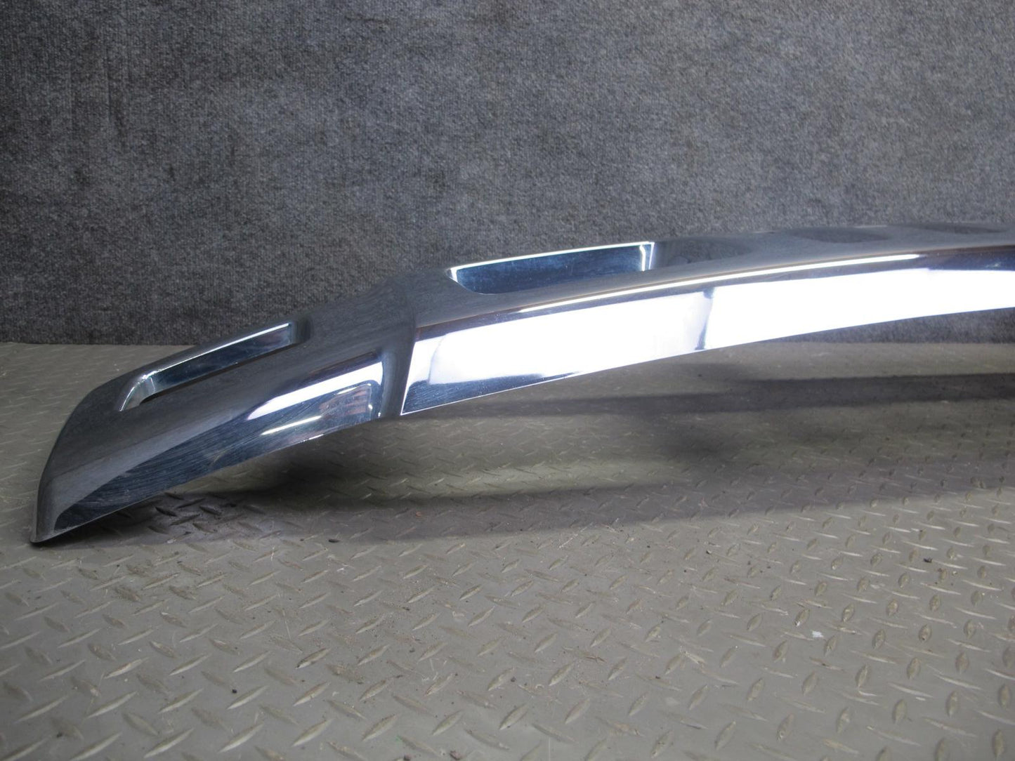 2003-2007 Hummer H2 Front Bumper Radiator Upper Grille Molding 15777617